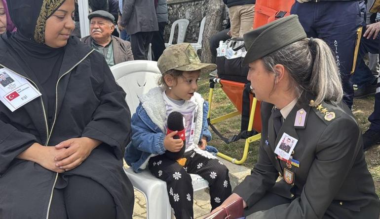 Bayan kumandan, şehit kızının isteğini ağlayarak yerine getirdi! 'Toplu iğne babama batıyor' 3 bayan kumandan sehit kizinin istegini aglayarak yerine getirdi toplu igne babama batiyor 1 cWpVXGbQ