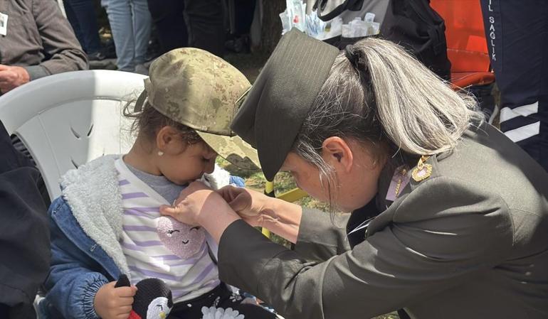 Bayan kumandan, şehit kızının isteğini ağlayarak yerine getirdi! 'Toplu iğne babama batıyor' 4 bayan kumandan sehit kizinin istegini aglayarak yerine getirdi toplu igne babama batiyor 2 y8d3t6eU
