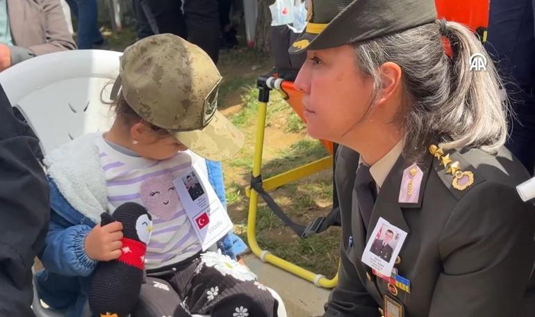 Bayan kumandan, şehit kızının isteğini ağlayarak yerine getirdi! 'Toplu iğne babama batıyor' 5 bayan kumandan sehit kizinin istegini aglayarak yerine getirdi toplu igne babama batiyor 3 WJRHjCSY