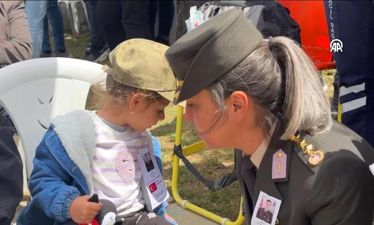 Bayan kumandan, şehit kızının isteğini ağlayarak yerine getirdi! 'Toplu iğne babama batıyor' 6 bayan kumandan sehit kizinin istegini aglayarak yerine getirdi toplu igne babama batiyor 4 3B2ydRtH