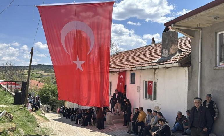Bayan kumandan, şehit kızının isteğini ağlayarak yerine getirdi! 'Toplu iğne babama batıyor' 7 bayan kumandan sehit kizinin istegini aglayarak yerine getirdi toplu igne babama batiyor 5 kmdbSP1Q