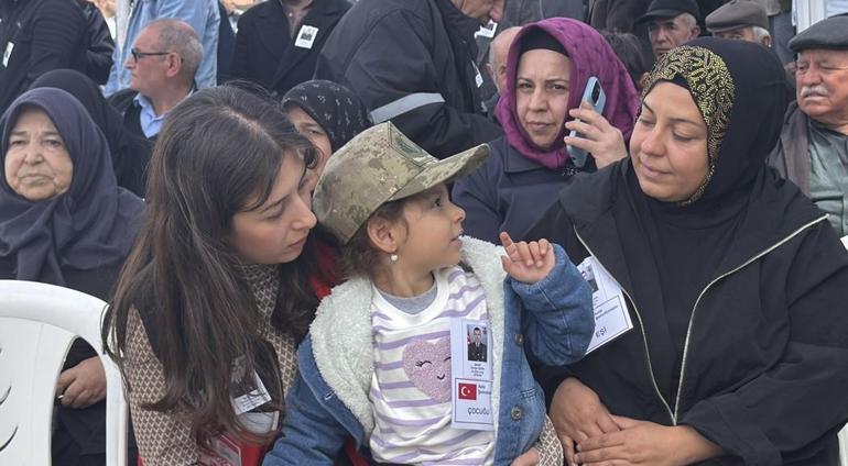 Bayan kumandan, şehit kızının isteğini ağlayarak yerine getirdi! 'Toplu iğne babama batıyor' 8 bayan kumandan sehit kizinin istegini aglayarak yerine getirdi toplu igne babama batiyor 6 pknhsNEw