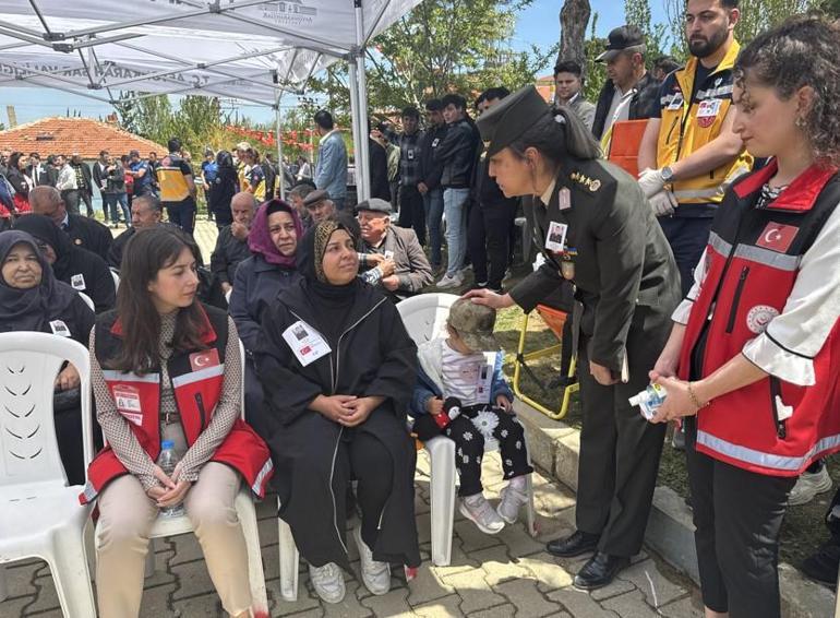Bayan kumandan, şehit kızının isteğini ağlayarak yerine getirdi! 'Toplu iğne babama batıyor' 9 bayan kumandan sehit kizinin istegini aglayarak yerine getirdi toplu igne babama batiyor 7 6dElAGIH