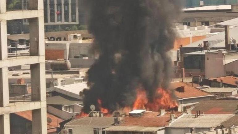 Bayrampaşa'da korkutan yangın! Alevler bitişikteki binaya sıçradı 2 bayrampasada korkutan yangin alevler bitisikteki binaya sicradi 0 uOGJWuMy