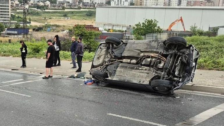 Beylikdüzü'nde feci kaza! Evvel aykırı şeride daldı, akabinde 2 araca çarptı 2 beylikduzunde feci kaza evvel aykiri seride daldi akabinde 2 araca carpti 0 dbp4e2kL