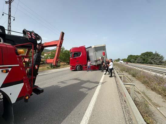 Bir arı yüzlerce kişiyi yolda bıraktı! İstanbul Bursa karayolu kapandı 13 bir ari yuzlerce kisiyi yolda birakti istanbul bursa karayolu kapandi 11 MWAXqMJX
