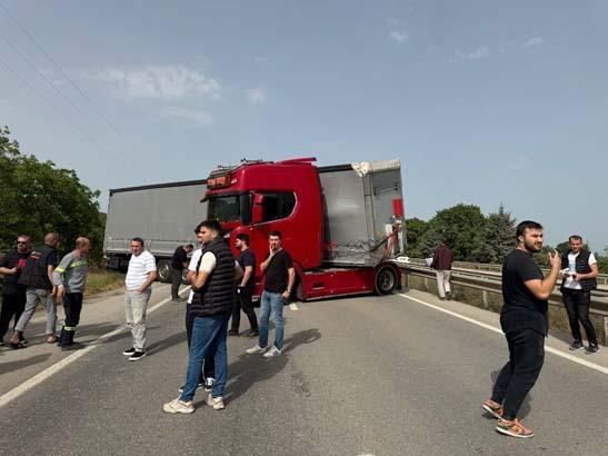 Bir arı yüzlerce kişiyi yolda bıraktı! İstanbul Bursa karayolu kapandı 14 bir ari yuzlerce kisiyi yolda birakti istanbul bursa karayolu kapandi 12 I1jamVpH