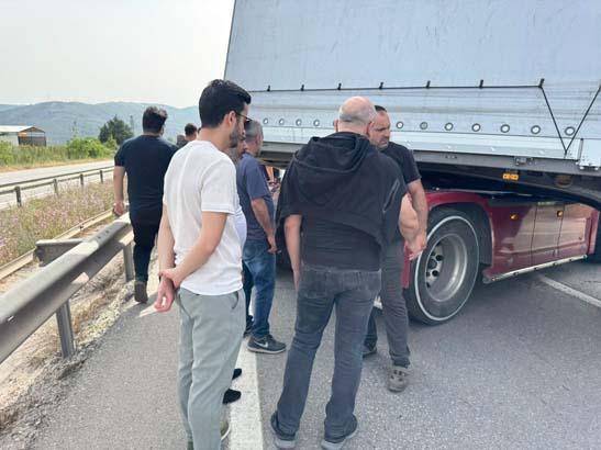 Bir arı yüzlerce kişiyi yolda bıraktı! İstanbul Bursa karayolu kapandı 10 bir ari yuzlerce kisiyi yolda birakti istanbul bursa karayolu kapandi 8 sDM3NH68