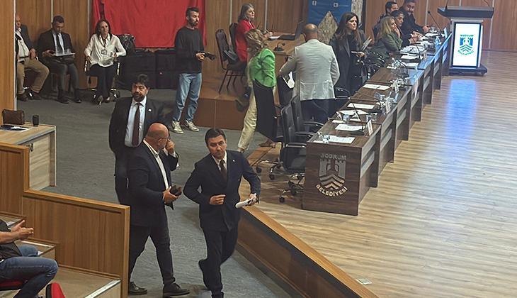 Bodrum'da olağan meclis toplantısında kendilerine kelam verilmeyen AK Partililer salonu terk etti 1 bodrumda olagan meclis toplantisinda kendilerine kelam verilmeyen ak partililer salonu terk etti yDb7lKhT