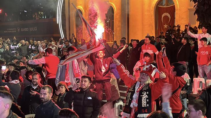 Bolu'da play-off galibiyeti coşkuyla kutlandı! 1 boluda play off galibiyeti coskuyla kutlandi