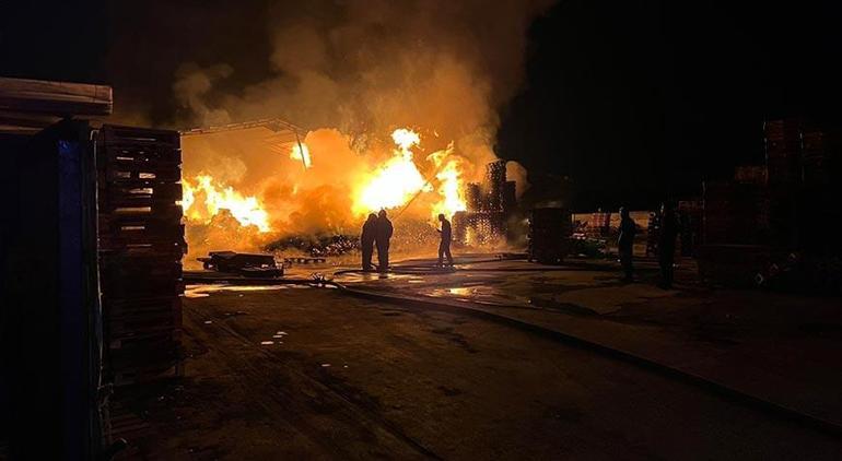 Bursa'da palet fabrikasında korkutan yangın 2 bursada palet fabrikasinda korkutan yangin 0 9maNZlJM