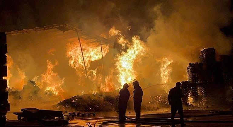 Bursa'da palet fabrikasında korkutan yangın 3 bursada palet fabrikasinda korkutan yangin 1 rHPBqmsP