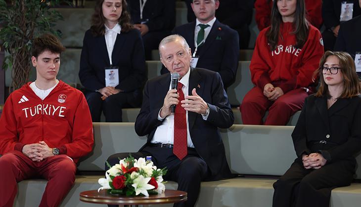 Cumhurbaşkanı Erdoğan, gençler ve ulusal atletlerle bir ortaya geldi 4 cumhurbaskani erdogan gencler ve ulusal atletlerle bir ortaya geldi 2 82VtBKu4