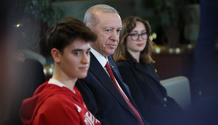 Cumhurbaşkanı Erdoğan, gençler ve ulusal atletlerle bir ortaya geldi 1 cumhurbaskani erdogan gencler ve ulusal atletlerle bir ortaya geldi eXDg8Ias