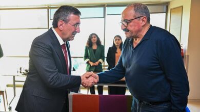 cumhurbaskani yardimcisi yilmazdan sirri sureyya lider icin taziye ziyareti JSvuVRW6