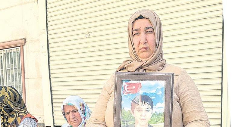 DEM Parti binası önünde evlat nöbetindeki anneler Milliyet’e konuştu: ‘Anneler Günü’nde evladımıza kavuşalım’ 2 dem parti binasi onunde evlat nobetindeki anneler milliyete konustu anneler gununde evladimiza kavusalim 0 ZW9IBh7N