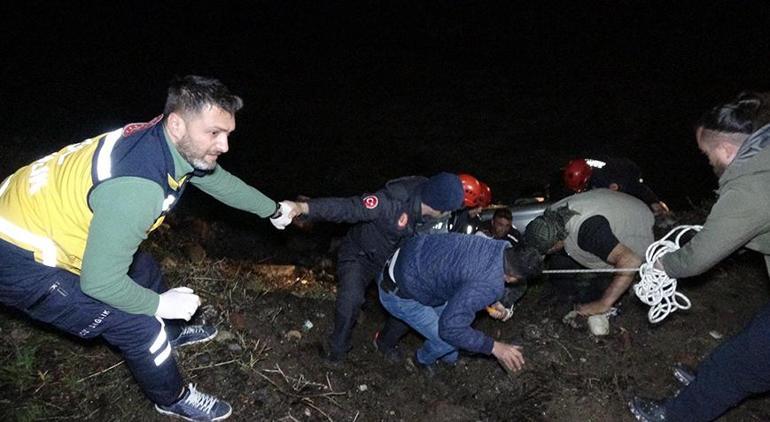 Denetimden çıkan araç dereye uçtu! 3 kişi yaralandı 2 denetimden cikan arac dereye uctu 3 kisi yaralandi 0 3kcZaNlI