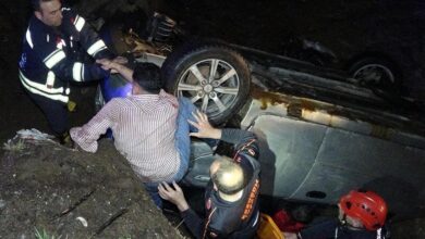denetimden cikan arac dereye uctu 3 kisi yaralandi ExNaNFtR