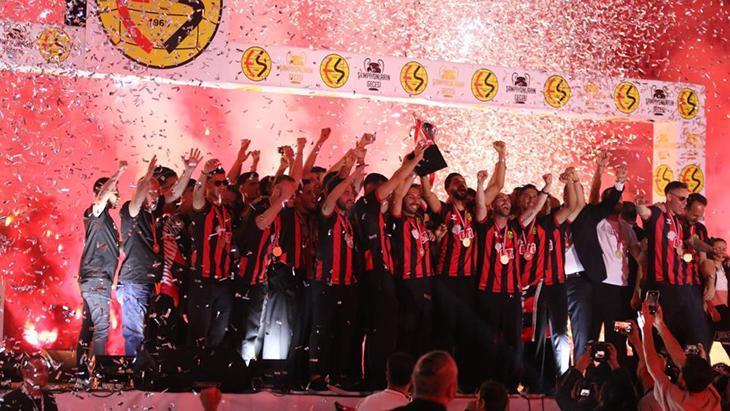 Eskişehirspor şampiyonluğu taraftarıyla kutladı! 1 eskisehirspor sampiyonlugu taraftariyla kutladi dgByy3ra