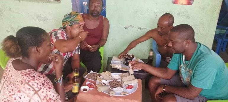 Etiyopyalı kabileye kebabı sevdiren Bursalı! 'Bana herkes burada enişte diyor' 6 etiyopyali kabileye kebabi sevdiren bursali bana herkes burada eniste diyor 4 g1YWVimj