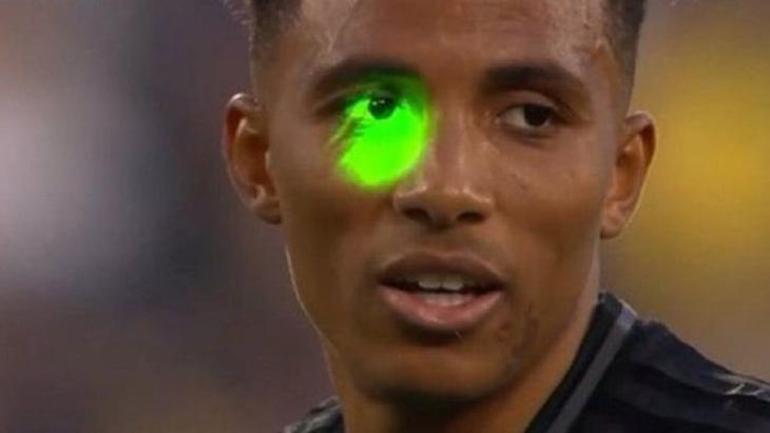 Fenerbahçe-Beşiktaş derbisinde Gedson'un gözüne lazer tutan taraftarın cezası muhakkak oldu! İşte sözü 2 fenerbahce besiktas derbisinde gedsonun gozune lazer tutan taraftarin cezasi muhakkak oldu iste sozu 0 kHbISSGA