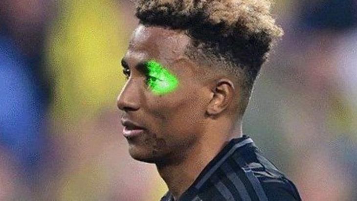Fenerbahçe-Beşiktaş derbisinde Gedson'un gözüne lazer tutan taraftarın cezası muhakkak oldu! İşte sözü 1 fenerbahce besiktas derbisinde gedsonun gozune lazer tutan taraftarin cezasi muhakkak oldu iste sozu 9XcTfAVy