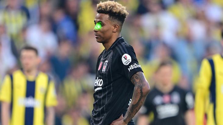 Fenerbahçe-Beşiktaş derbisinde lazer tutan taraftar gözaltına alındı 1 fenerbahce besiktas derbisinde lazer tutan taraftar gozaltina alindi QAIHhMJh