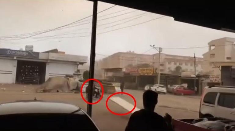 Fırtınada uçan levha tellere çarpıp taraf değiştirdi! Motosikletteki 2 kişi vefattan döndü 4 firtinada ucan levha tellere carpip taraf degistirdi motosikletteki 2 kisi vefattan dondu 2 amYfAwKf