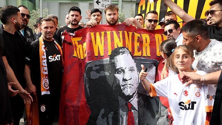 Galatasaray'a İzmir'de coşkulu karşılama! Pankart dikkat çekti 1 galatasaraya izmirde coskulu karsilama pankart dikkat cekti aRF7XdbK
