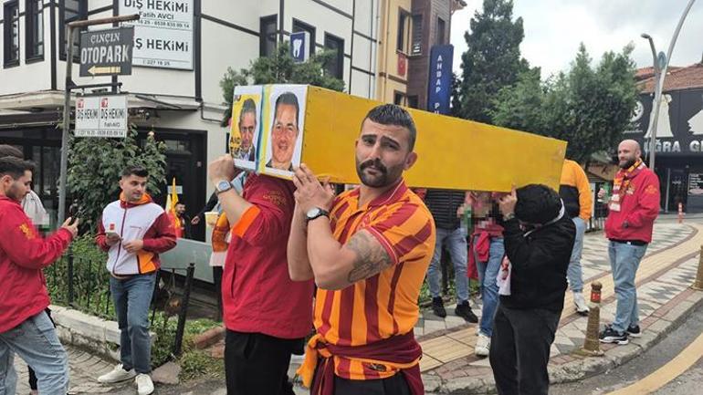 Galatasaraylı taraftarlar sarı-lacivert renkli tabutla yürüyüş yaptı 2 galatasarayli taraftarlar sari lacivert renkli tabutla yuruyus yapti 0 twlkgZzt