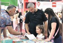 gencler kitap fuarinda bir ortaya geliyor liHM152A
