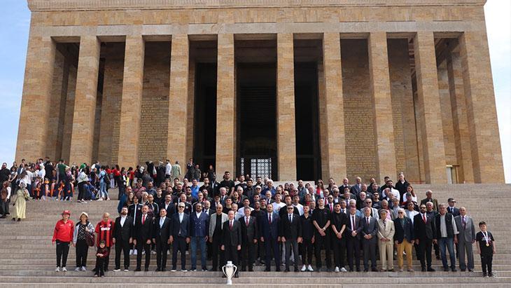 Gençlerbirliği, grup halinde Anıtkabir'i ziyaret etti 1 genclerbirligi grup halinde anitkabiri ziyaret etti T5Lmfz4d
