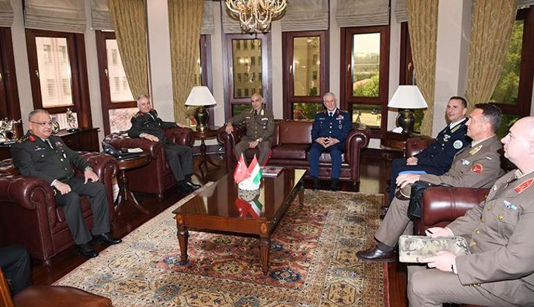Genelkurmay Başkanı Orgeneral Metin Gürak, Macar kumandanlarla bir ortaya geldi 2 genelkurmay baskani orgeneral metin gurak macar kumandanlarla bir ortaya geldi 0 dGLlO6Sg
