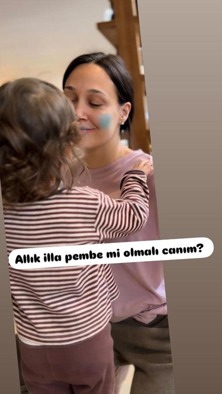 Gupse Özay'dan kızı Jan Asya ile yeni kare! 'Pembe mi olmalı canım?' 3 gupse ozaydan kizi jan asya ile yeni kare pembe mi olmali canim 1 f6NDtKcZ