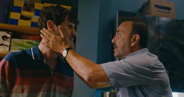 Hakan Yılmaz, babasının vefatını sinema setinde almıştı! O sahneler ortaya çıktı 2 hakan yilmaz babasinin vefatini sinema setinde almisti o sahneler ortaya cikti 0 yi5abtWT