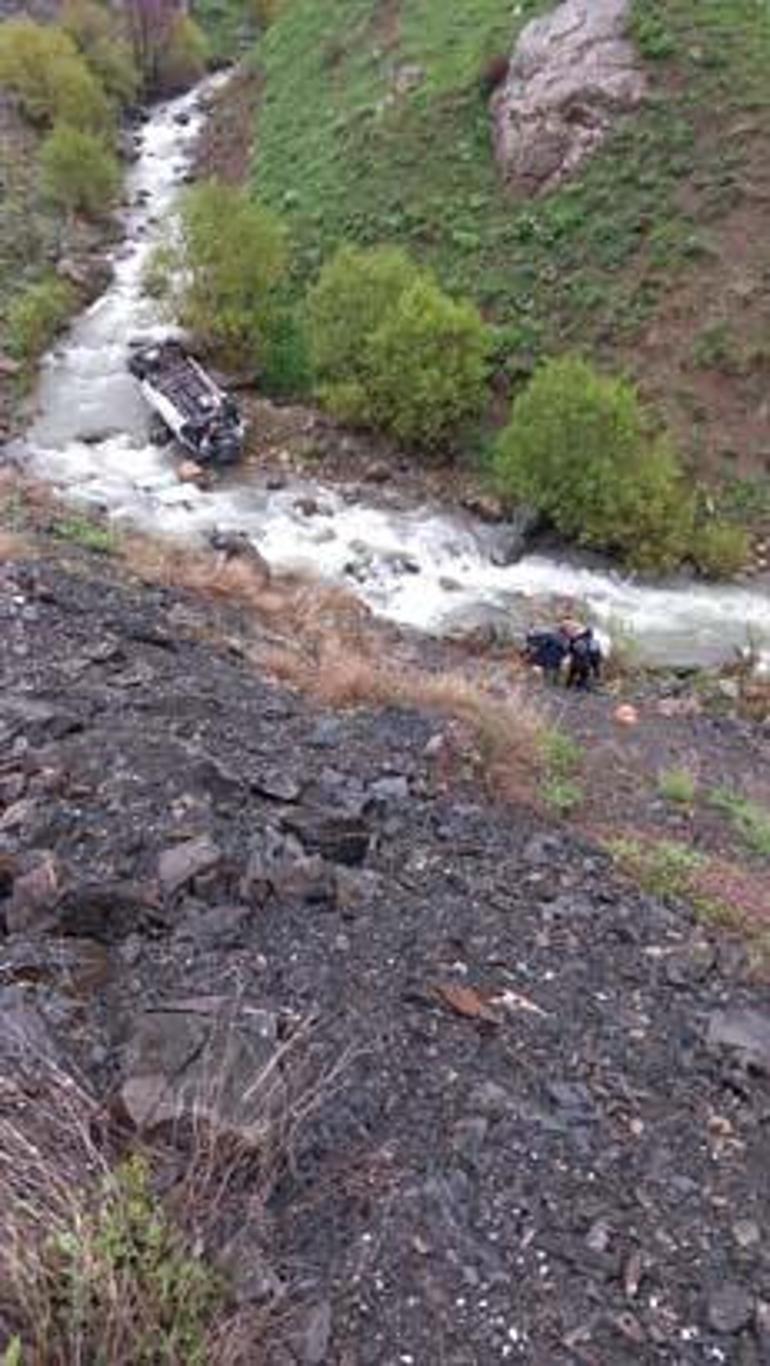 Hakkari'de çalışanları taşıyan minibüs dereye devrildi! 2 meyyit, 3 yaralı 3 hakkaride calisanlari tasiyan minibus dereye devrildi 2 meyyit 3 yarali 1 183mVHz1