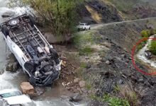hakkaride calisanlari tasiyan minibus dereye devrildi 2 meyyit 3 yarali tdZNWtHQ