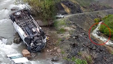 hakkaride calisanlari tasiyan minibus dereye devrildi 2 meyyit 3 yarali tdZNWtHQ