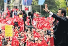 imamogluna imza icin kapi kapi dolasiliyor 2v3UEIG6