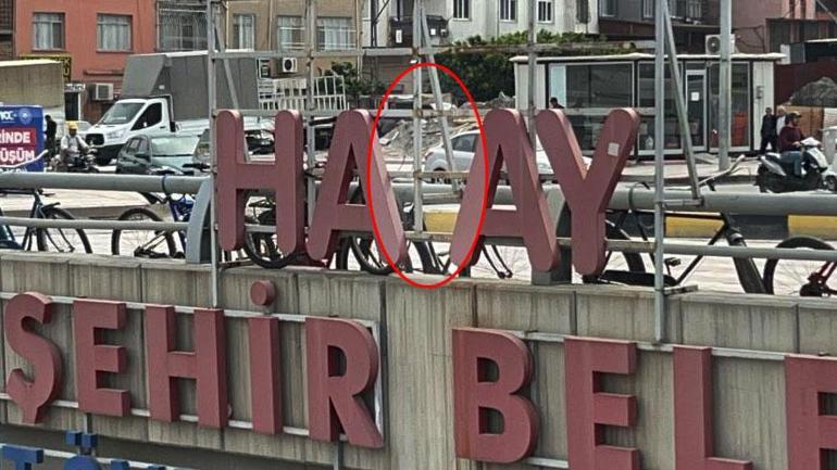 Kentteki 6 tabelanın ‘T’ harfi gizemli formda kayboldu! Gerçek herkesi şaşırttı 3 kentteki 6 tabelanin t harfi gizemli formda kayboldu gercek herkesi sasirtti 1 5qII1fzK