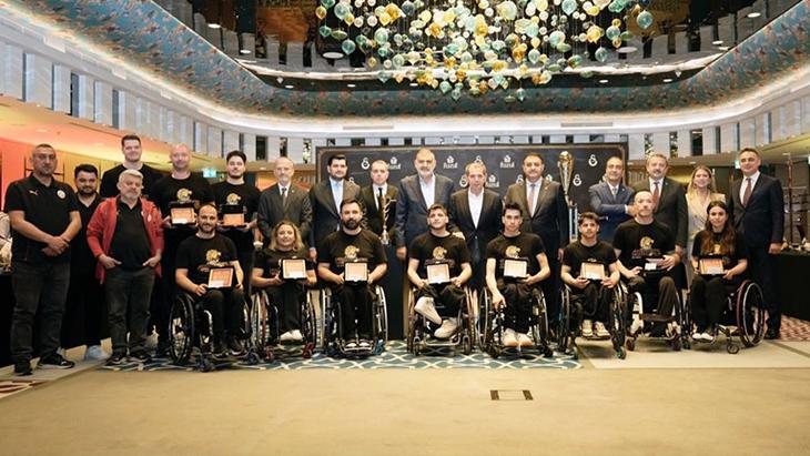 Lider Dursun Özbek şampiyon kadroyla buluştu 1 lider dursun ozbek sampiyon kadroyla bulustu tE6kapOa