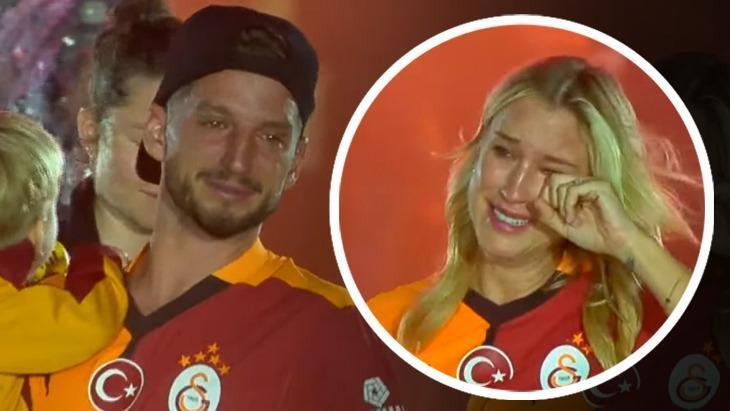 Mertens ailesi gözyaşlarını tutamadı! Galatasaray'ın kutlamalarına damga vurdu 1 mertens ailesi gozyaslarini tutamadi galatasarayin kutlamalarina damga vurdu qcbytZl5