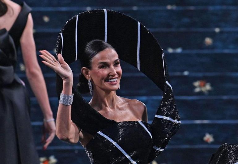 Met Gala'ya damga vuran an! Kameralar ona çevrildi: Üçüncü çocuğuna gebe 2 met galaya damga vuran an kameralar ona cevrildi ucuncu cocuguna gebe 0