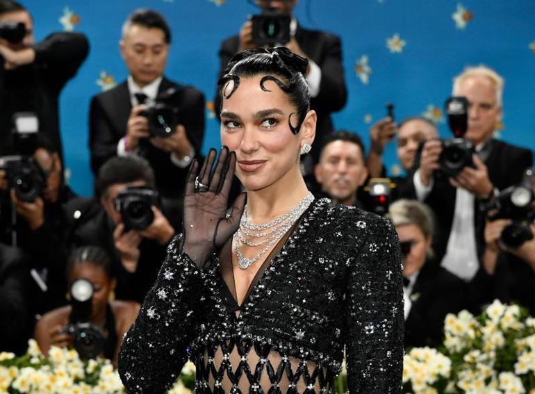 Met Gala'ya damga vuran an! Kameralar ona çevrildi: Üçüncü çocuğuna gebe 10 met galaya damga vuran an kameralar ona cevrildi ucuncu cocuguna gebe 8 2UTb2WGq