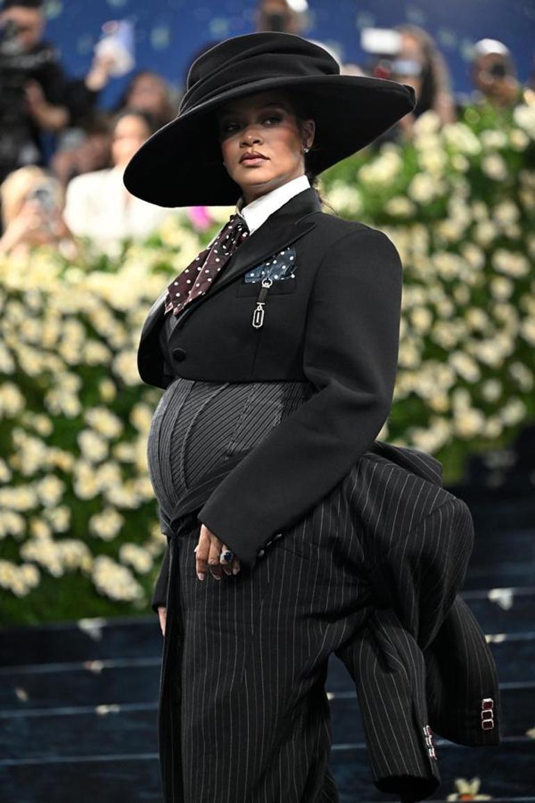 Met Gala'ya damga vuran an! Kameralar ona çevrildi: Üçüncü çocuğuna gebe 11 met galaya damga vuran an kameralar ona cevrildi ucuncu cocuguna gebe 9 ThXDdhNj