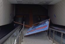 metro istasyonunda uzerine reklam panosu dusen bayan yaralandi mwdDmRPq