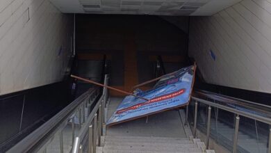 metro istasyonunda uzerine reklam panosu dusen bayan yaralandi mwdDmRPq