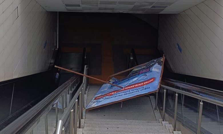 Metro istasyonunda üzerine reklam panosu düşen bayan yaralandı 1 metro istasyonunda uzerine reklam panosu dusen bayan yaralandi mwdDmRPq