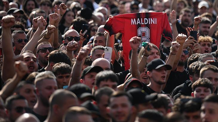 Milan taraftarından idareye istifa çağrısı! 1 milan taraftarindan idareye istifa cagrisi zDQcRMbY