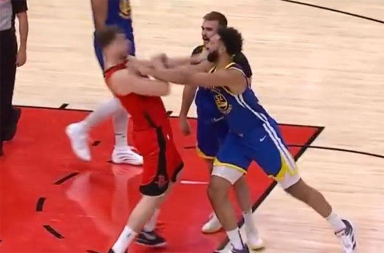 NBA'de saha karıştı, Alperen Şengün'e kafa! 3 nbade saha karisti alperen sengune kafa 1 VgPfBeAd